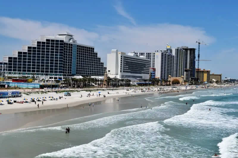 Daytona Beach se encuentra entre las ciudades costeras cerca de Orlando más recomendadas para visitar